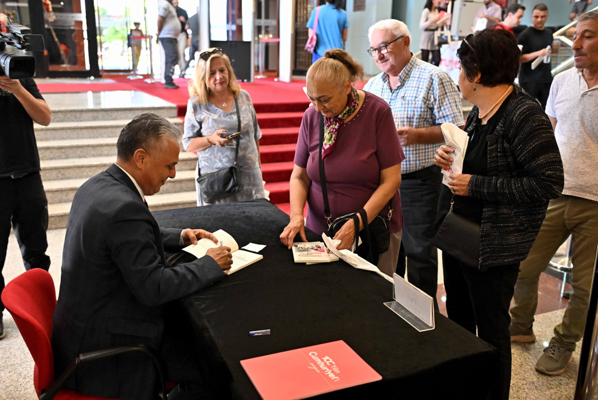 UYSAL'IN İMZA GÜNÜNE YOĞUN İLGİ