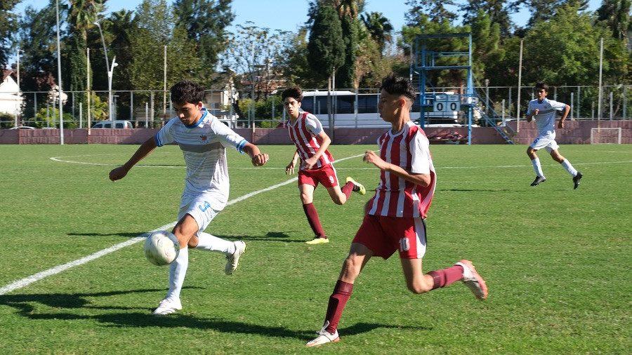 Kemer Belediye Spor evinde galip geldi